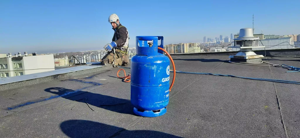 Przeciekający dach i uszkodzone pokrycie dachowe