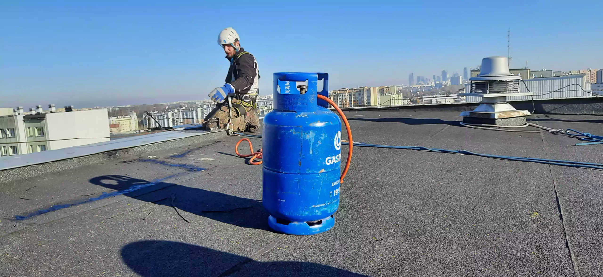 Prace dekarskie na wysokości