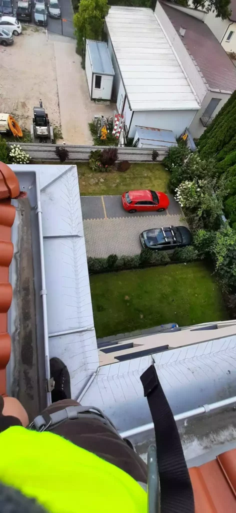 Montaż kolców przeciw ptakom na gzymsach w Warszawie