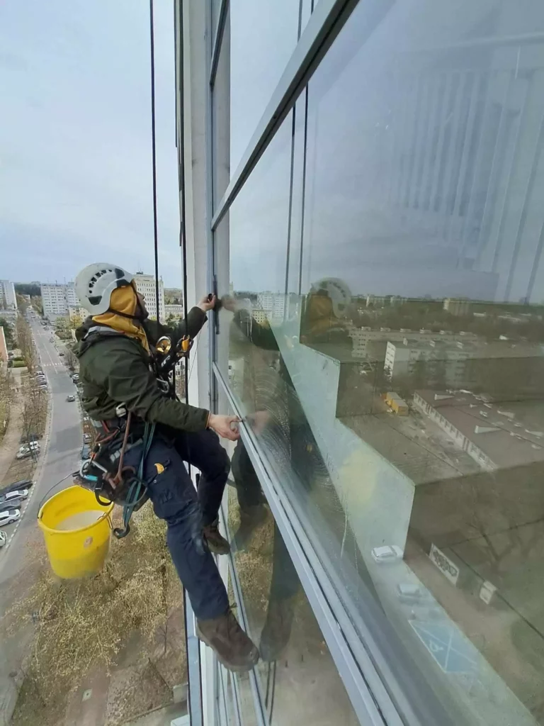 Mycie okien na wysokości
