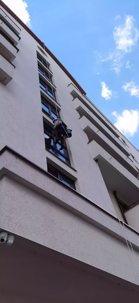 Mycie okien na wysokości