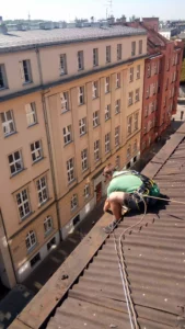 montaż obróbek blacharskich na gzymsach i demontaż pasa odrynnowego